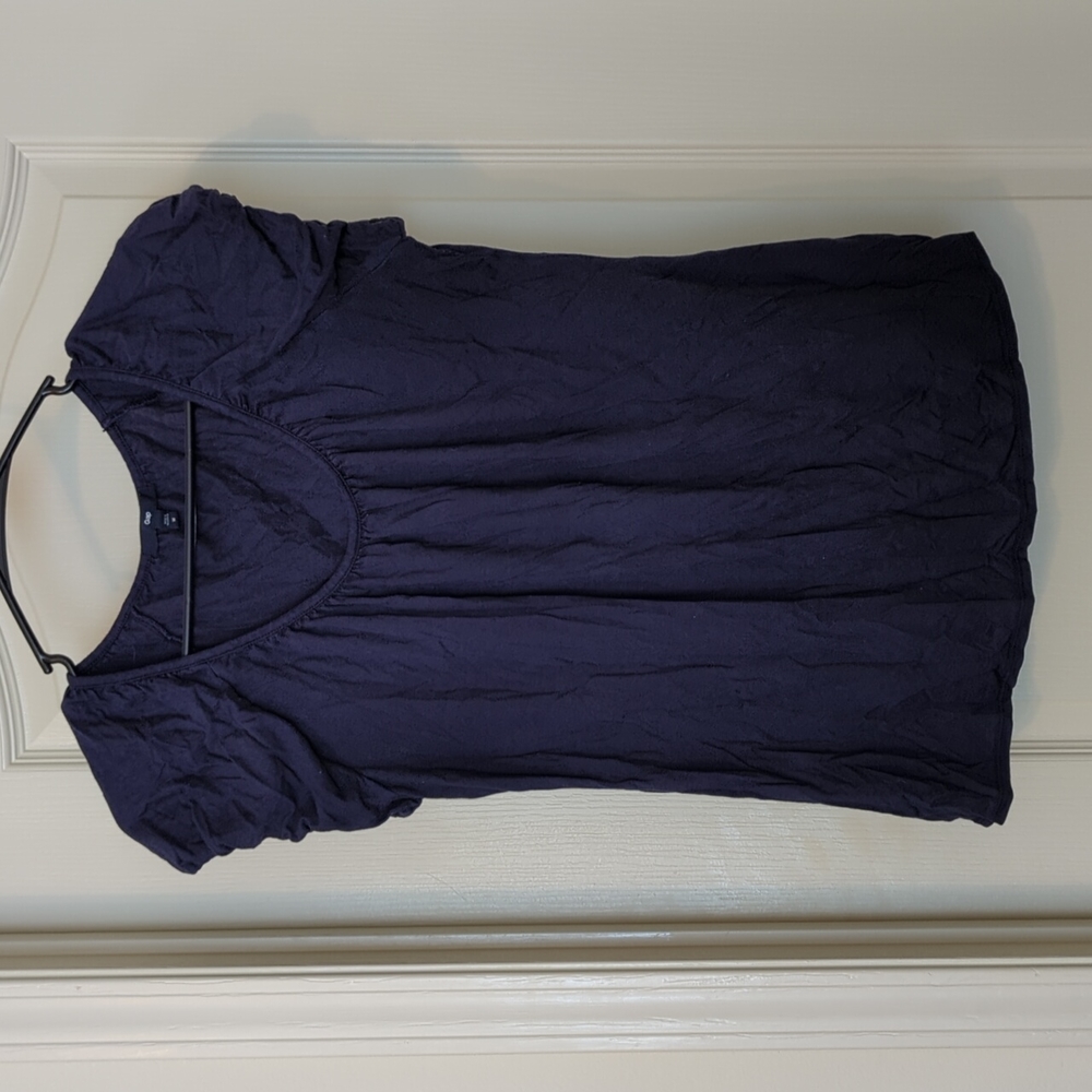 Navy blue Gap tee size M.